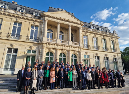 Skupinska fotografija političnih predstavnikov in predstavnic držav ter organizacij na zasedanju Odbora za znanstvene in tehnološke politike OECD v Parizu.