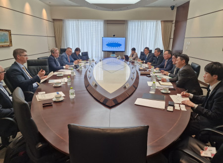 Minister Papič za ovalno mizo na delovnem sestanku s predstavniki podjetja Mitsubishi.