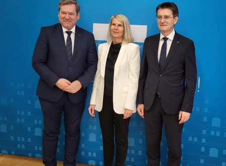 Skupinska fotografiranje po podpisu pogodbe. Na sliki so minister dr. Igor Papič, dekanja izr. prof. dr. Mateja Lorber in rektor prof. dr. Zdravko Kačič.