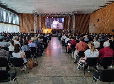 Dr. Gašparič med otvoritvenim nagovorom pred 900 udeleženci konference.