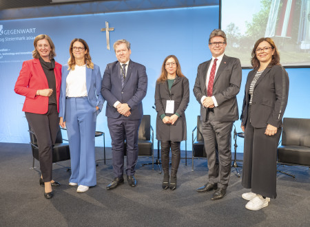 Gasilska fotografija sodelujoči na panelu raziskav, tehnologije in inovacij v družbi.