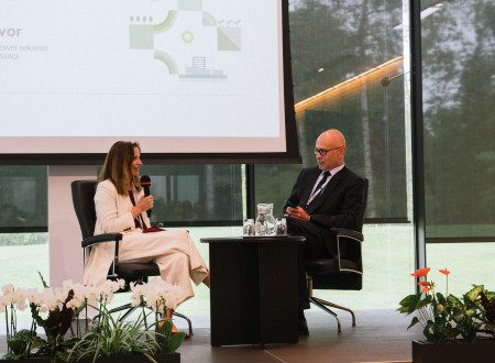 Uvodni del konference s pogovorom z državnim sekretarjem dr. Matjažem Krajncem.