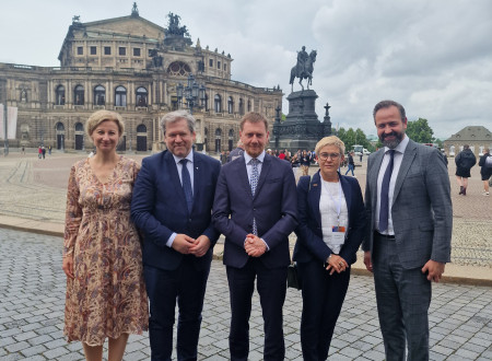 Minister Papič s predsednikom vlade dežele Saške Michaelom Kretschmerjem in z ministrom za znanost kulturo in turizem dežele Saške Sebastianom Gemkowom, v ozadju operna hiša v Dresdnu.
