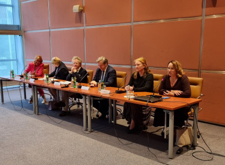 Govorci na novinarski konferenci: Vesna Nahtigal, dr. Jerneja Jug Jerše, dr. Michiel Scheffer, dr. Igor Papič in dr. Špela Stres.