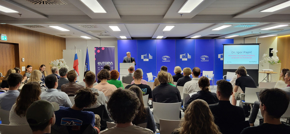 Nagovor ministra Papiča pred polno predavalnico poslušalcev.