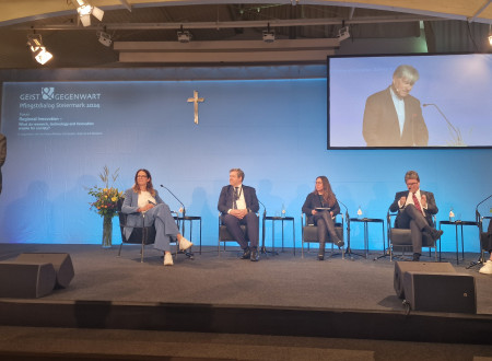 Sodelujoči na panelu raziskav, tehnologije in inovacij v družbi.
