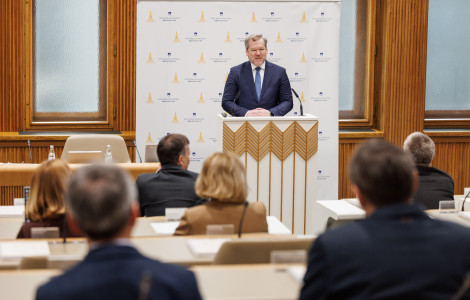 01410544 (Minister Papič za govornico ob nagovoru v Državnem svetu.)