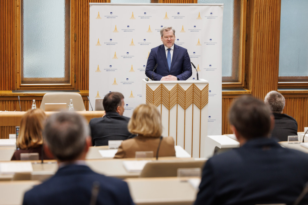 Minister Papič za govornico ob nagovoru v Državnem svetu.