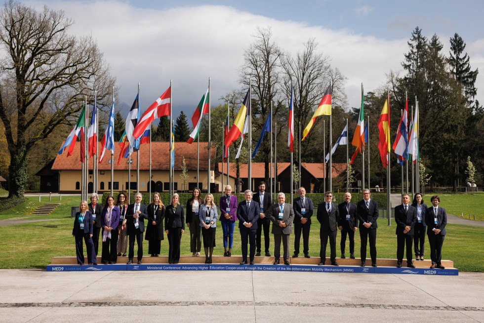 Group photo of participants of the MED9 ministerial meeting.