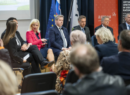 Ministrica Klampfer in minister Papič med okroglo mizo o pomenu podatkovnega centra, superračunalnika, digitalizacije za odprto znanost in slovenske tovarne umetne inteligence.