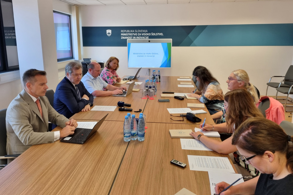 Minister dr. Papič, državni sekretar Urban Kodrič ter generalni direktor dr. Tomaž Boh na novinarski konferenci ob predstavitvi dosežkov predstavnikom medijev.