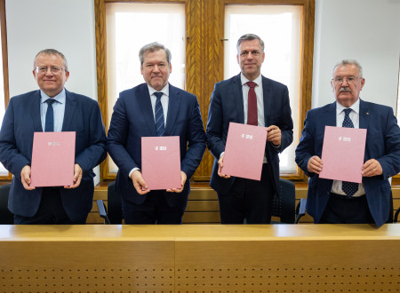 Dekan prof. dr. Simon Muhič, minister dr. Igor Papič, župan mag. Gregor Macedoni in rektor prof. dr. Marjan Blažič (od leve proti desni) s podpisanimi pismi o nameri.