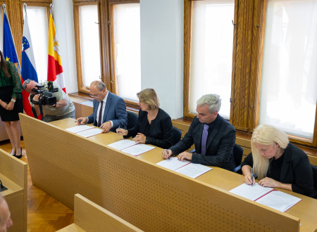 Dekani in dekanje pri podpisovanju pisma o nameri (od leve proti desni): prof. dr. Lipej, prof. dr.  Kregar Velikonja, prof. dr. Gričar in prof. dr. Grivec.