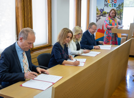 Prof. dr. Makarovič, prof. dr.  Gorenc Zoran, prof. dr. Colarič-Jakše in prof. dr. Muhič (od leve proti desni). Dekani in dekanje pri podpisovanju pisma o nameri.