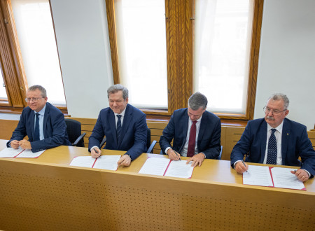 Dekan prof. dr. Simon Muhič, minister dr. Igor Papič, župan mag. Gregor Macedoni in rektor prof. dr. Marjan Blažič (od leve proti desni) po podpisu pisma o nameri.