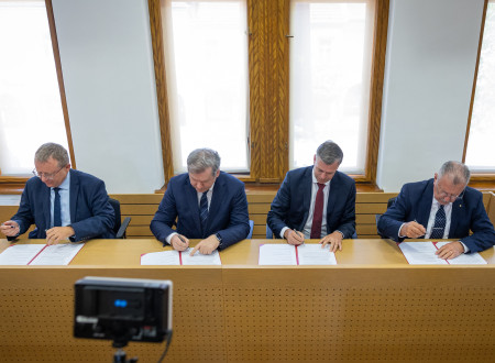 Podpisovanje pisma o nameri. V ospredju kamera in minister Papič ter župan Macedoni.