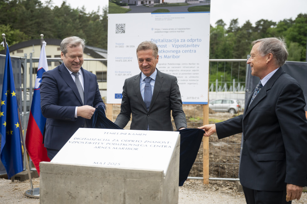 Odkritje temeljnega kamna za novi podatkovni center.