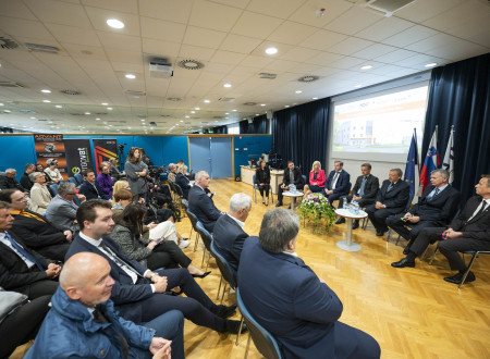Publika med okroglo mizo o pomenu podatkovnega centra, superračunalnika, digitalizacije za odprto znanost in slovenske tovarne umetne inteligence.