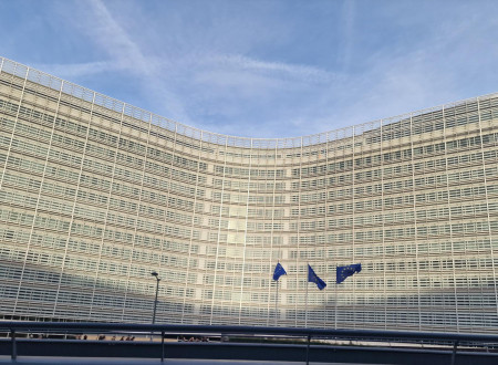 Palača Berlaymont v Bruslju, v ospredju zastave Evropske unije.