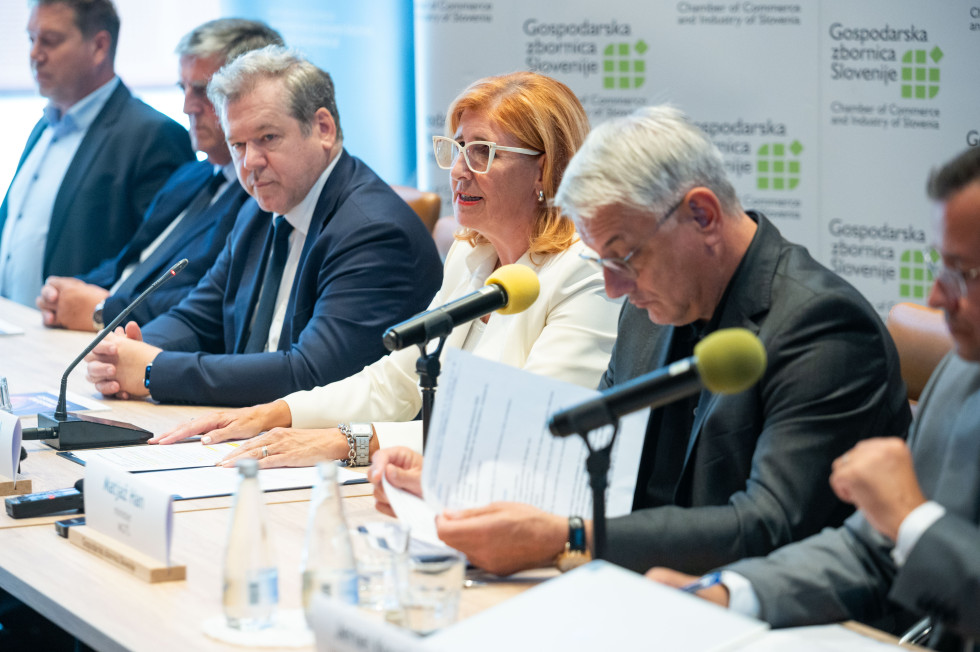 Govorci na novinarski konferenci GZS.