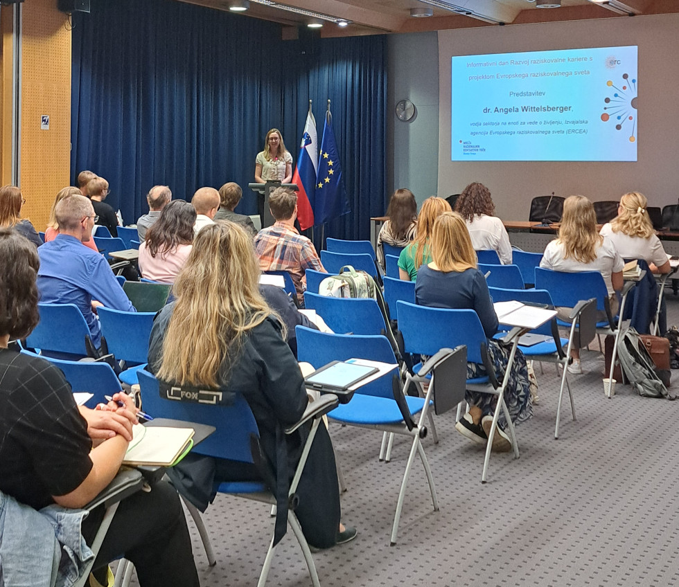 Informativni dan »Razvoj raziskovalne kariere s projektom ERC«. V dvorani sedi skupina udeležencev, ki spremljajo predstavitev.