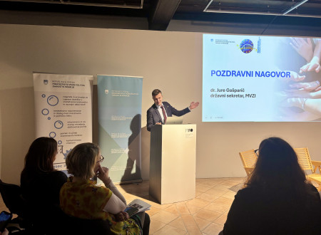 Uvodni govorec pred projekcijo.