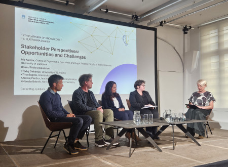 Na konferenčnem odru poteka okrogla miza s štirimi sogovorniki in moderatorko. V ozadju je projekcija z naslovom »Stakeholder Perspectives: Opportunities and Challenges«.