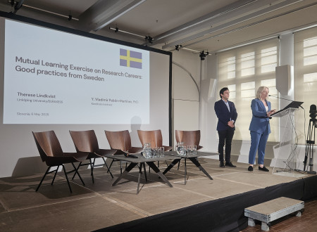 Na konferenčnem odru stojita govorca ob projekciji z naslovom »Mutual Learning Exercise on Research Careers: Good practices from Sweden«.