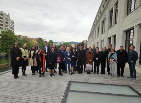 Skupinska fotografija udeležencev mednarodnega posveta na zunanji terasi Centra Rog v Ljubljani.