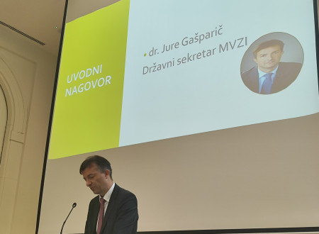 Na govorniškem odru državni sekretar Jure Gašparič; ki je otvoril posvet.