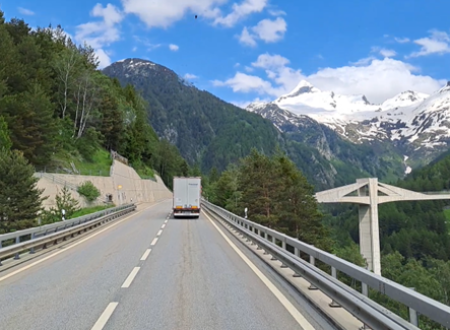 Na poti v Ženevo. Spredaj tovorno vozilo, ozka cesta in viadukti, v ozadju Mont Blanc. 