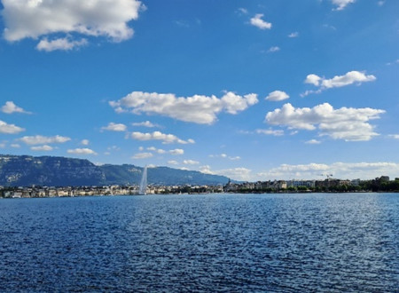 Ženevsko jezero s slovitim Jet d'eau, 140 m visokim curkom vode, v daljavi.