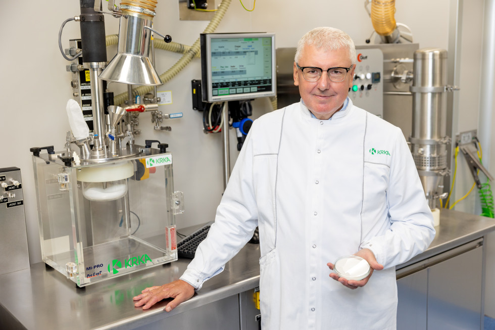 Portret  prof. dr. Franca Vrečerja v njegovem laboratoriju. 