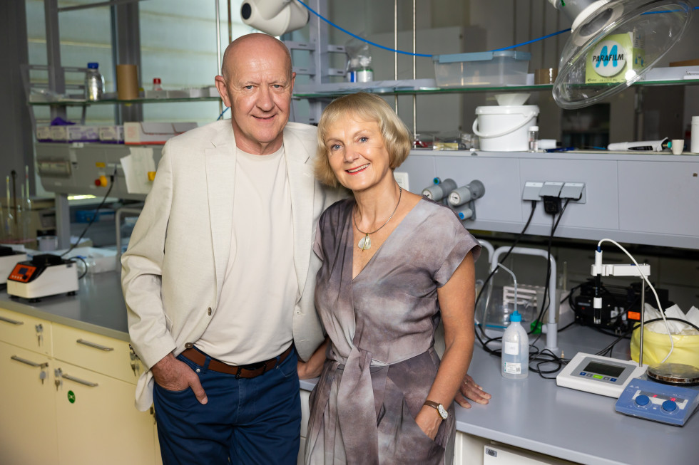 Kemijska inženirja prof. dr. Polona Plazl in prof. dr. Igor Plazl stojita v laboratoriju ob raziskovalni opremi.