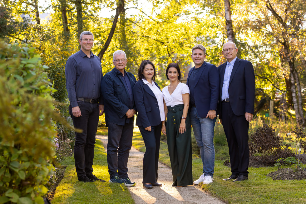 Skupinska fotografija Puhovih nagrajencev za vrhunske dosežke v naravi. Na njej so: Dr. Mateja Gabrijel Blatnik, prof. dr. Helena H. Chowdhury, prof. dr. Marko Kreft, doc. dr. Simon Hawlina, prof. dr. Matjaž Jeras in akad. prof. dr. Robert Zorec