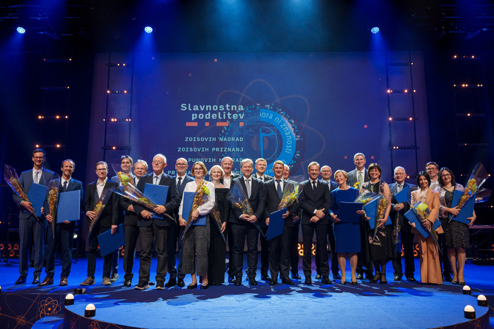 Nagrajenke in nagrajenci na skupinski fotografiji z ministrom dr. Igorjem Papičem in predsednikom vlade dr. Robertom Golobom.