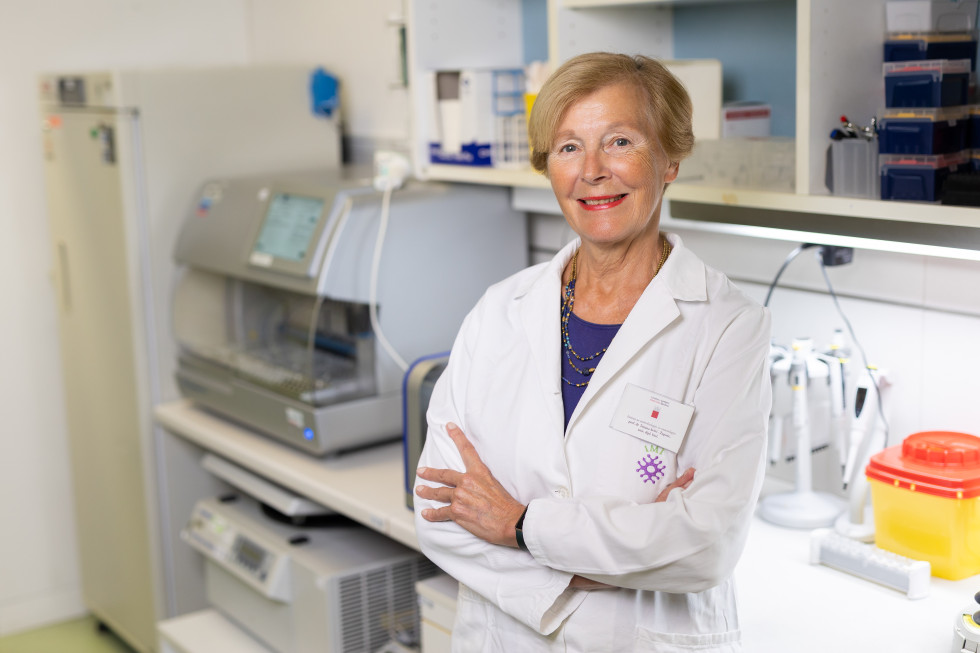 Portret Tatjane Avšič Županc v laboratoriju.