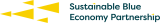 Logotip partnerstva za trajnostno modro gospodarstvo s stiliziranimi rumenimi trikotniki in besedilom v angleščini 'Sustainable Blue Economy Partnership'.