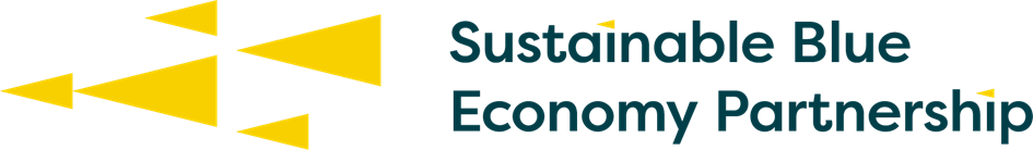 Logotip partnerstva za trajnostno modro gospodarstvo s stiliziranimi rumenimi trikotniki in besedilom v angleščini 'Sustainable Blue Economy Partnership