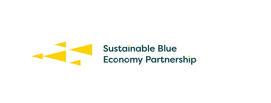 logotip partnerstva z rumenimi trikotniki usmerjenimi v levo