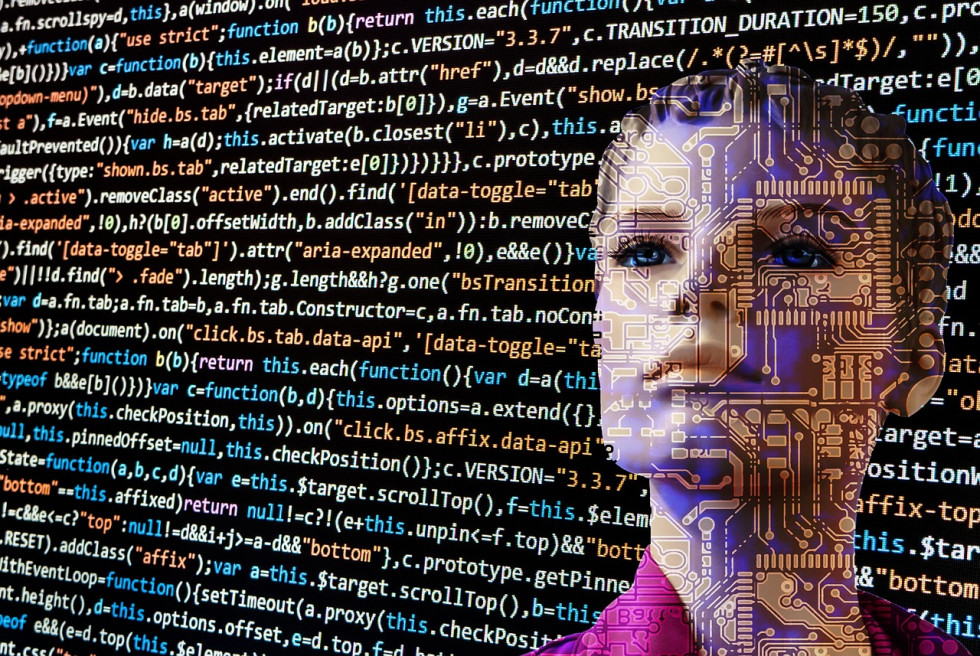 Doprsna podoba ženske robota pred ozadjem pisanih računalniških kod.