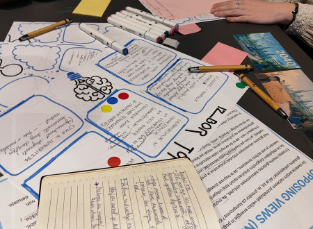 Delavniški materiali, zapiski in samolepilni listki odražajo aktivno sodelovanje udeležencev pri skupinskem razmisleku o prihodnjem razvoju Meseca znanosti.