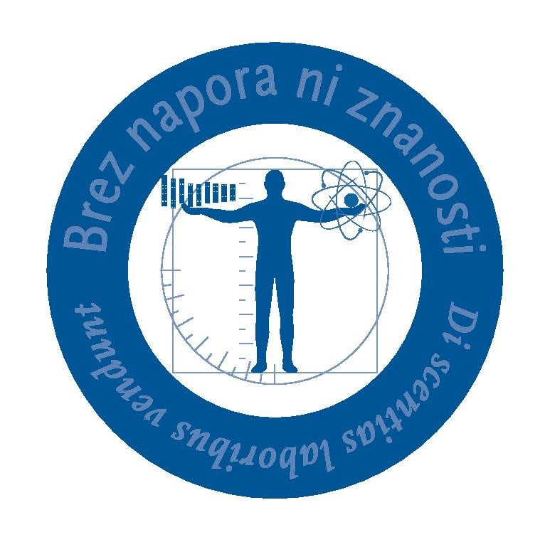 Modri logotip z osrednjim človeškim likom v navdihu Da Vincijevega Vitruvijskega človeka, ki drži elementa znanosti: graf na levi in atom na desni. V krogu okoli lika je napis 'Brez napora ni znanosti' in latinski moto 'Di scientiis laboribus verunt.'