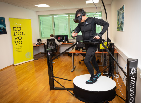 Oseba uporablja opremo za virtualno resničnost v raziskovalnem okolju Rudolfovega.