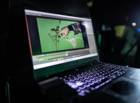 Zaslonski posnetek animacijskega procesa z zelenim ozadjem na prenosnem računalniku.