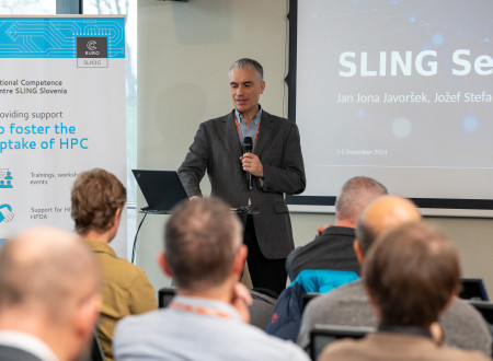 Predavatelj govori udeležencem na dogodku Dnevi SLING 2024.