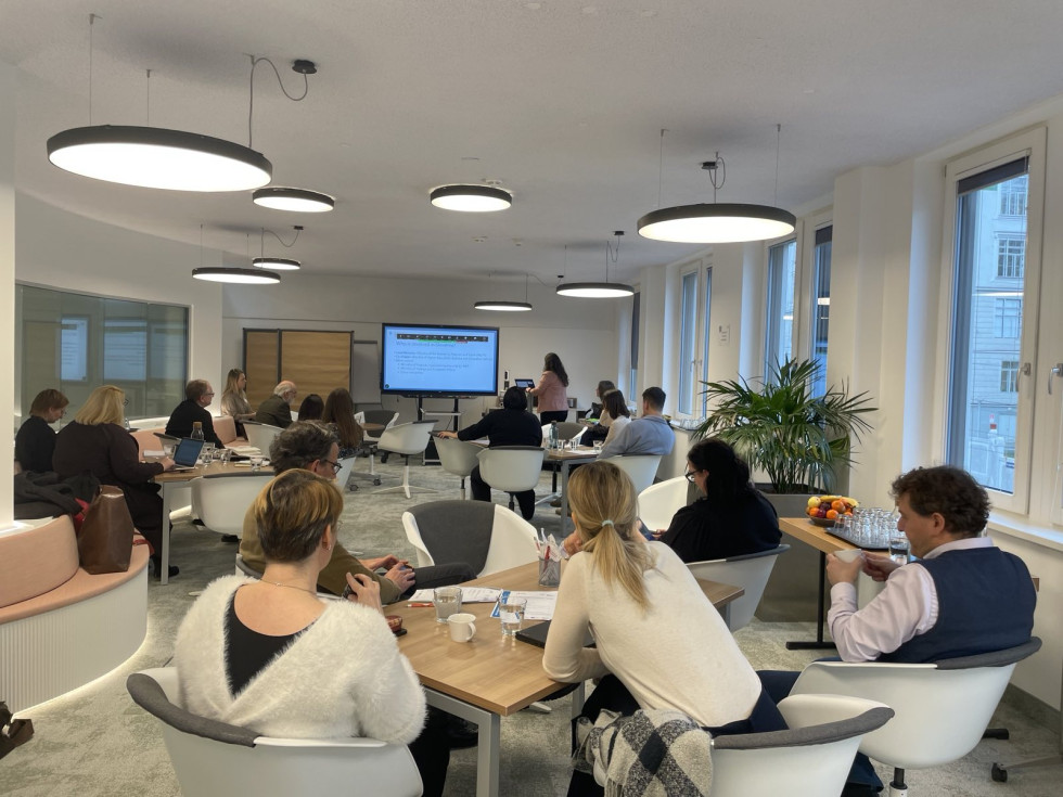 Udeleženci študijskega obiska na delovnem srečanju v prostorih Avstrijske agencije za spodbujanje raziskav in inovacij.