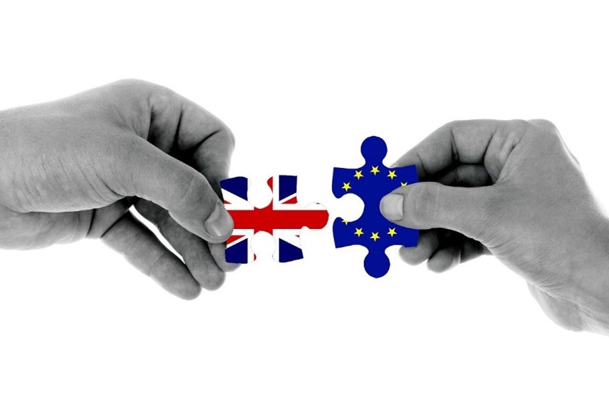 Tematska slika, ki prikazuje sestavljanki v barvah zastav Evropske unije in Združenega kraljestva.