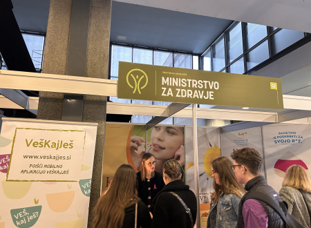 obiskovalci na razstavnem prostoru programa Zora