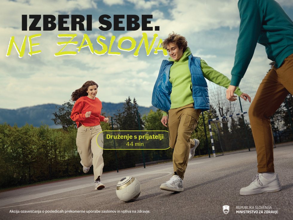 slika otrok ob igri z žogo in slogan Izberi sebe, ne zaslona